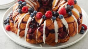 FRIDAY FINDS | MAY 29 | 2020 Berry-Cinnamon Roll Monkey Bread