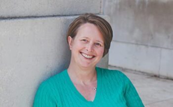 Suzanne Snow Headshot