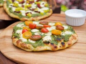 Dinner party - Image of small pesto pizzas