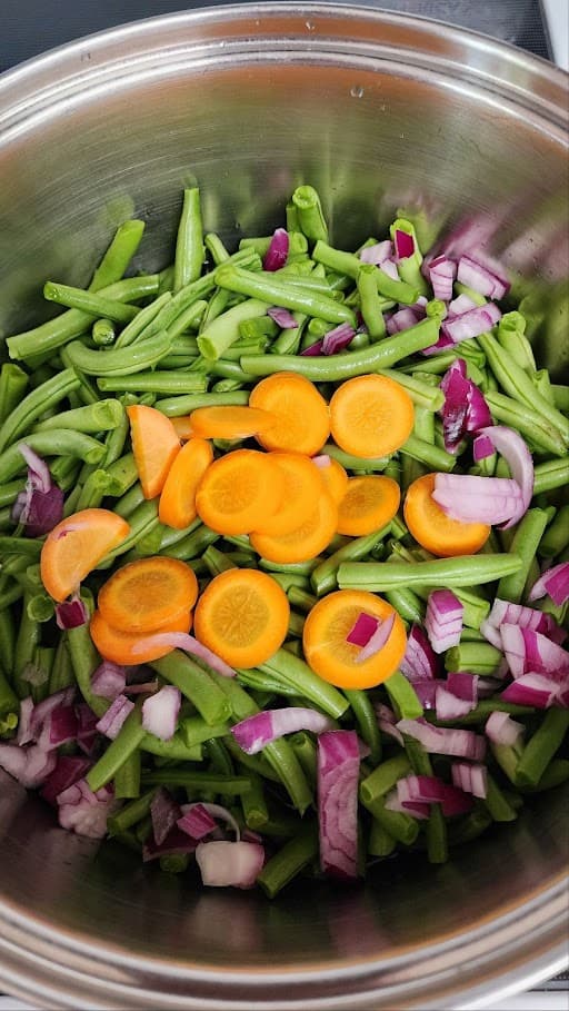 Green Beans with carrots and red onion in a pot 07-26-2024